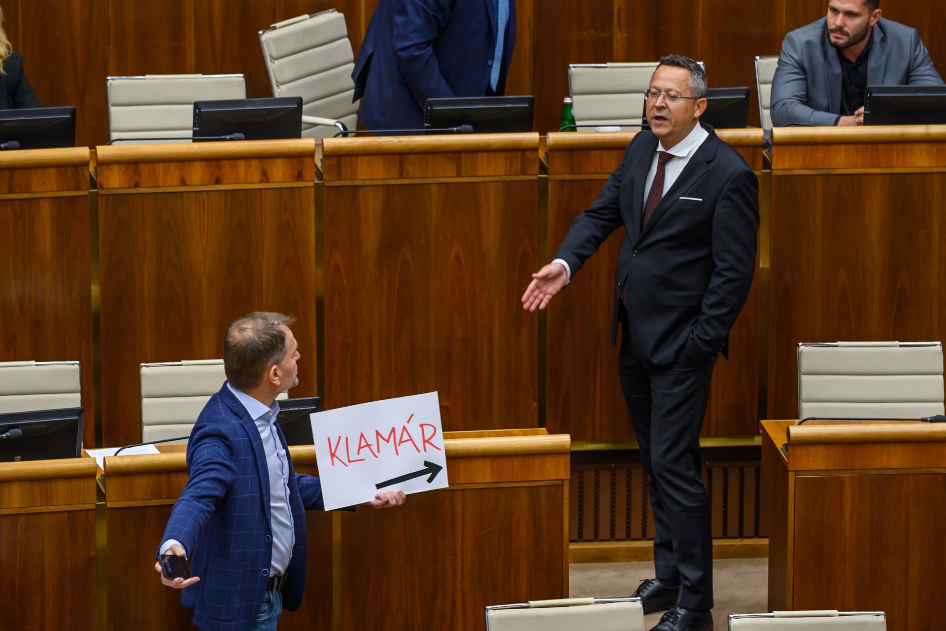Koalícia chce zakázať obrázkové pomôcky. Matovič to neustále zneužíva, tvrdí Gašpar