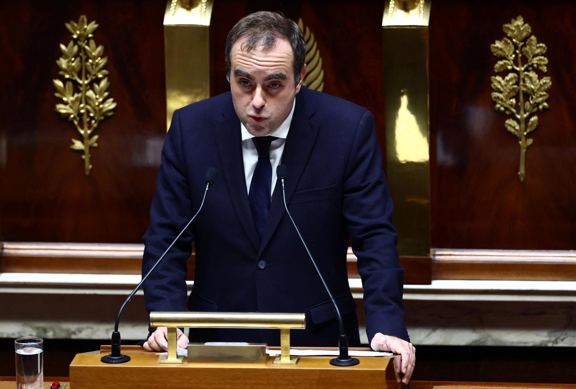 Lecornu navrhol pozastavenie kontroverznej francúzskej dôchodkovej reformy do prezidentských volieb