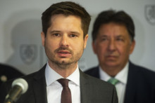 Bývalý štátny tajomník ministerstva životného prostredia Michal Kiča a bývalý minister životného prostredia Ján Budaj. FOTO: TASR/Jakub Kotian