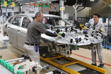 Nárast platov v priemysle sa v auguste pribrzdil. FOTO: HN/Peter Mayer