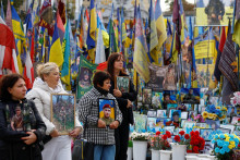 Ukrajinci si pripomínajú Deň obrancov Ukrajiny na Námestí nezávislosti v Kyjeve (1. októbra 2025). FOTO: Reuters