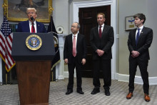 Na snímke prezident USA Donald Trump, generálny riaditeľ spoločnosti Softbank Masayoshi Son, hlavný technologický riaditeľ spoločnosti Oracle Larry Ellison a generálny riaditeľ spoločnosti OpenAI Sam Altman.

FOTO: TASR/AP