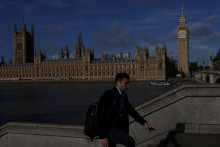 Elizabeth Tower, bežne označovaná ako Big Ben, a budova parlamentu v Londýne. FOTO: Reuters