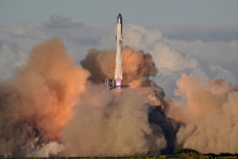 Raketa SpaceX Super Heavy nesúca kozmickú loď Starship štartuje na svoj 11. testovací let. FOTO: Reuters