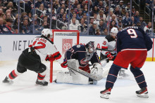 Obranca New Jersey Devils Šimon Nemec siaha po uvoľnenom puku od brankára Columbus Blue Jackets Jeta Greavesa. FOTO: Reuters/Russell LaBounty