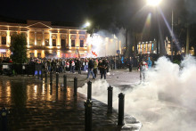 Protestujúci sa postavili pred policajtov počas opozičného zhromaždenia v deň komunálnych volieb v Gruzínsku. FOTO: Reuters