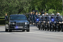 Motocyklisti sprevádzajú limuzínu ruskej výroby prezidenta Vladimira Putina. FOTO: Reuters