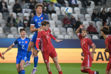 Na snímke druhý zľava hráč Slovenska Jakub Pira počas kvalifikačného zápasu ME 2027 hráčov do 21 rokov, D-skupina Slovensko - Moldavsko v Košiciach. FOTO: TASR/František Iván