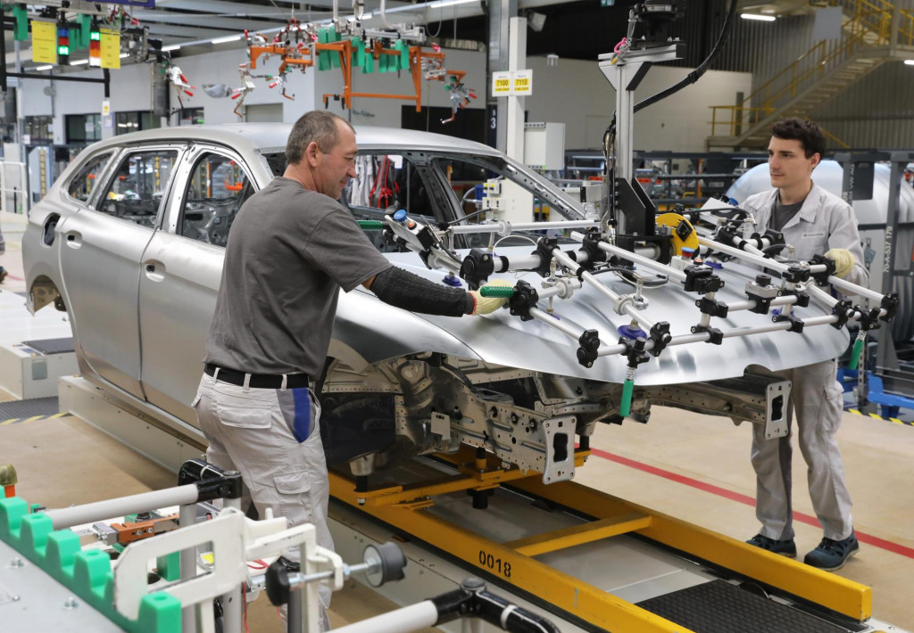 Nárast platov v priemysle sa v auguste pribrzdil. FOTO: HN/Peter Mayer