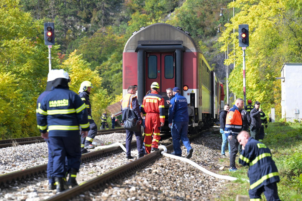 Príslušníci záchranných zložiek zasahujú po zrážke dvoch rýchlikov, ku ktorej došlo v katastri obce Jablonov nad Turňou v okrese Rožňava. FOTO: TASR/Veronika Miháliková