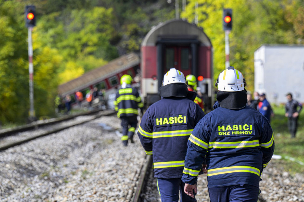 Na snímke príslušníci záchranných zložiek zasahujú po zrážke dvoch rýchlikov, ku ktorej došlo v katastri obce Jablonov nad Turňou v okrese Rožňava. FOTO: TASR/Veronika Mihaliková
