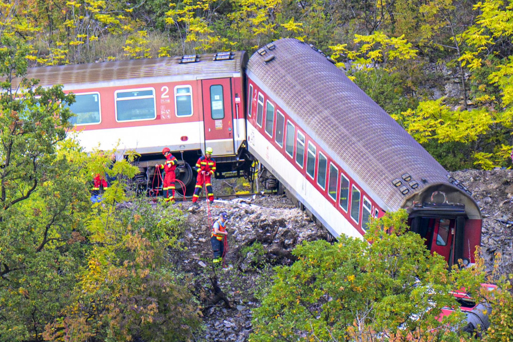 V katastri obce Jablonov nad Turňou v okrese Rožňava došlo v pondelok 13. októbra 2025 k zrážke dvoch rýchlikov.  FOTO:TASR/KR PZ v Košiciach