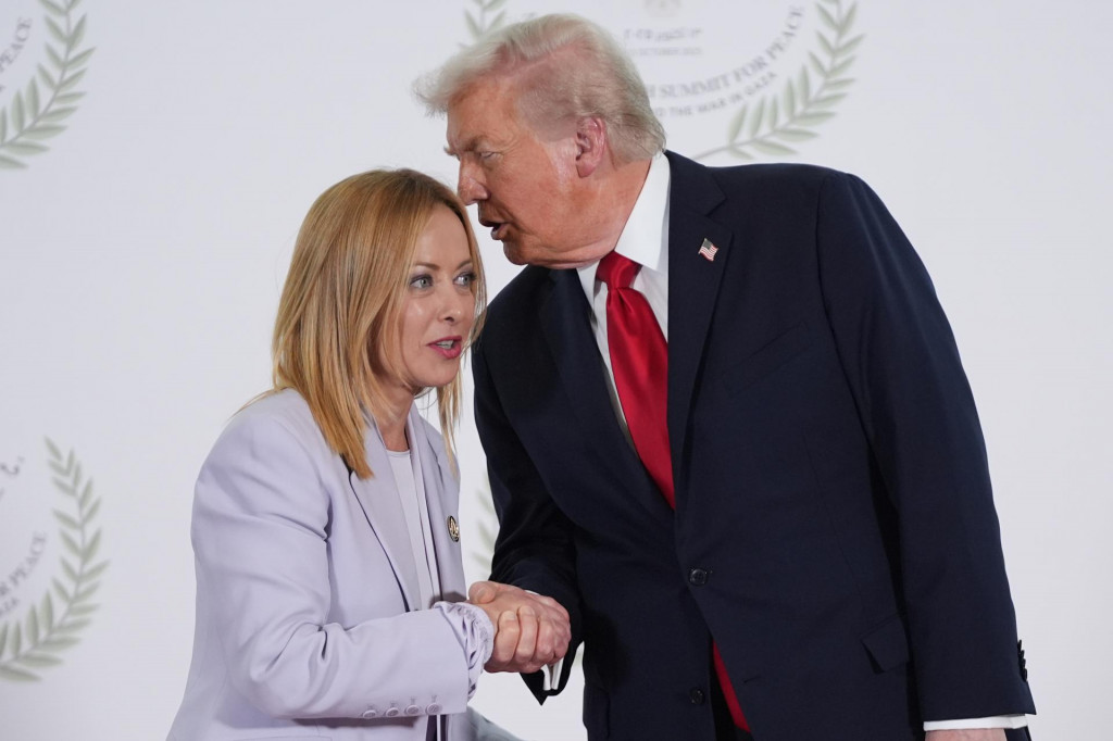 Prezident USA Donald Trump (vpravo) a talianska premiérka Giorgia Meloniová sa zdravia počas mierového samitu o Pásme Gazy v egyptskom Šarm aš-Šajchu. FOTO: TASR/AP