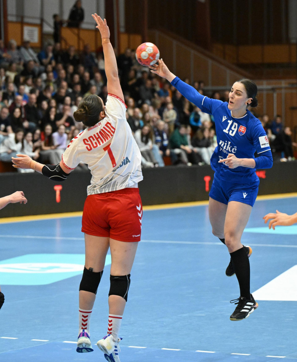 Adriana Holejová v zápasovej akcii v domácom súboji proti Švajčiarsku. FOTO: TASR/H. Mišovič
