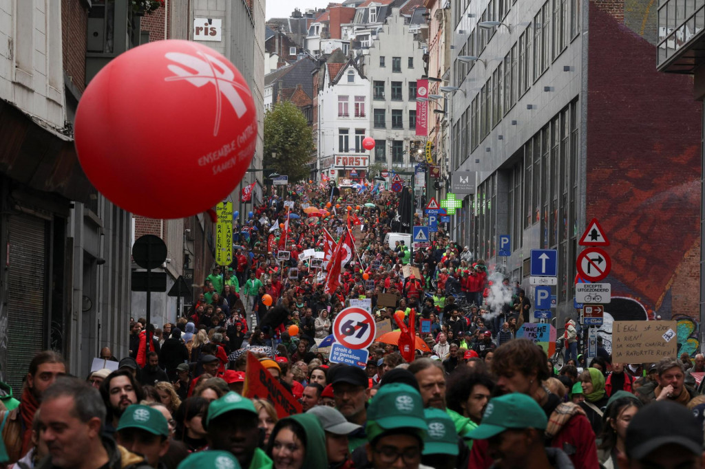 Ľudia sa zúčastňujú demonštrácie počas celoštátneho štrajku proti reformným plánom belgickej vlády. FOTO: Reuters