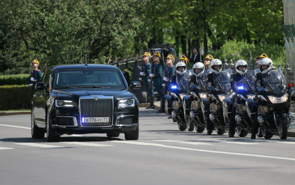 Motocyklisti sprevádzajú limuzínu ruskej výroby prezidenta Vladimira Putina. FOTO: Reuters