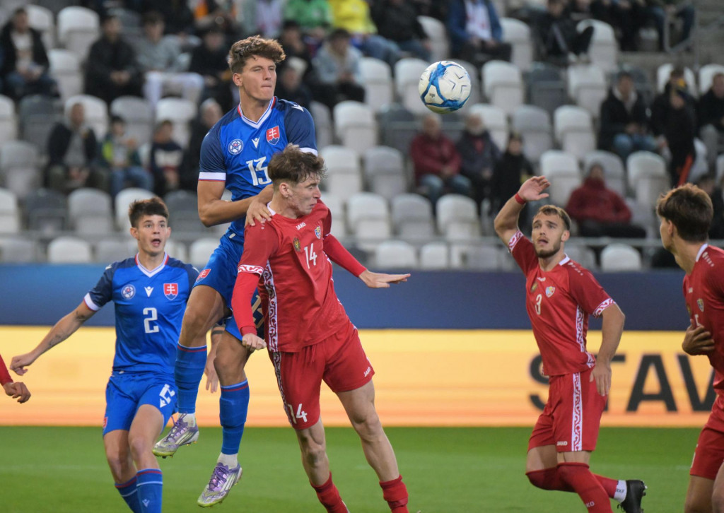Na snímke druhý zľava hráč Slovenska Jakub Pira počas kvalifikačného zápasu ME 2027 hráčov do 21 rokov, D-skupina Slovensko - Moldavsko v Košiciach. FOTO: TASR/František Iván