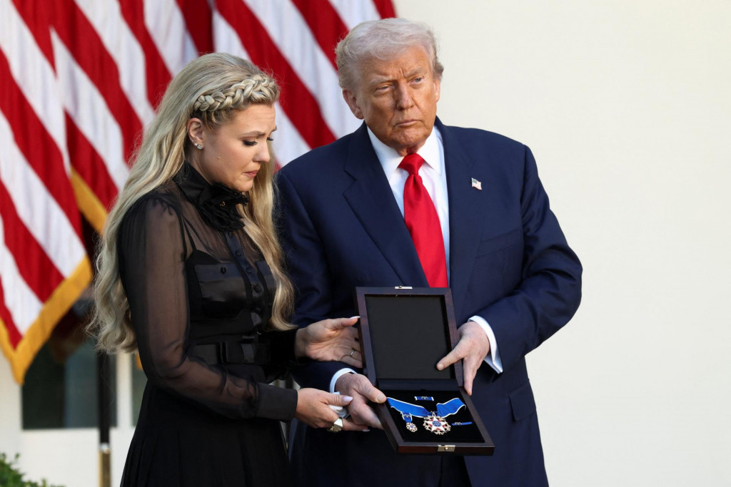 Erika Kirková, manželka zavraždeného konzervatívneho komentátora Charlieho Kirka, preberá Medailu slobody, ktorú Charliemu Kirkovi posmrtne udelil prezident USA Donald počas slávnostného ceremoniálu v Bielom dome. FOTO: REUTERS