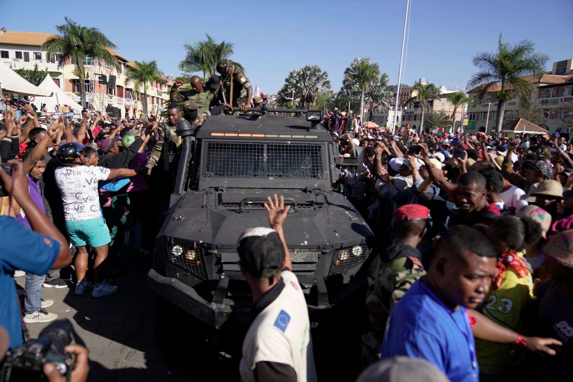 Africká únia pozastavila Madagaskaru členstvo, armáda prevzala moc v krajine