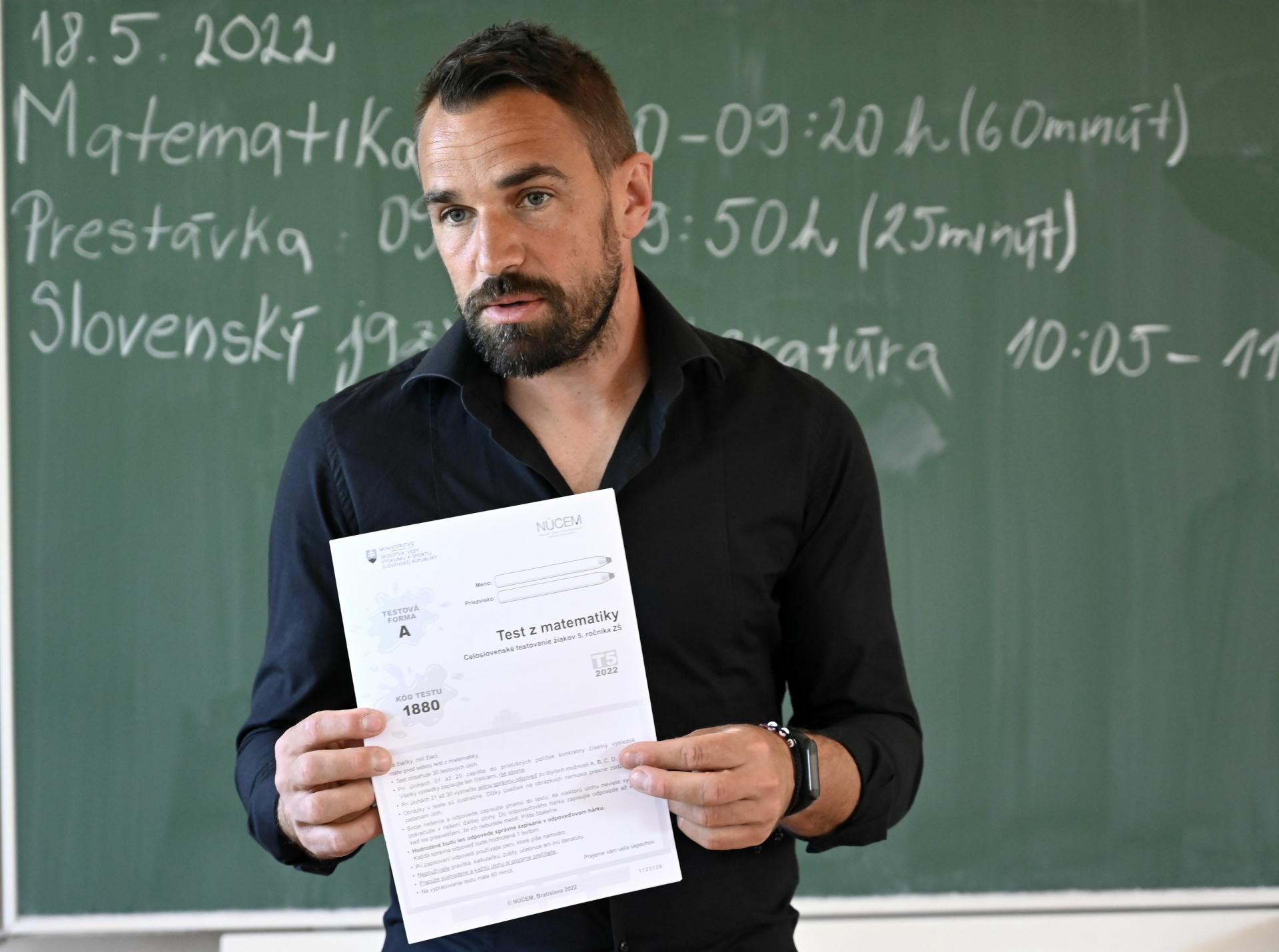 Učitelia zarábajú o tretinu menej než iní ľudia s titulom. V dvoch krajinách V4 je situácia ešte horšia
