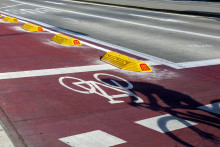 Hlavné mesto vymenilo betónové obrubníky za nové plastové oddeľovače medzi cestou a cyklotrasou na Vajanského nábreží v Bratislave. FOTO: TASR/Dano Veselský