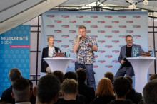 Trojka na pražskej kandidátke strany Motoristé sobě Vladimíra van Aarle, čestný prezident strany a líder v Stredočeskom kraji Filip Turek, líder pražskej kandidátky Boris Šťastný na predvolebnej akcii v pražskej štvrti Modřany. FOTO: TASR/Barbora Vizváryová