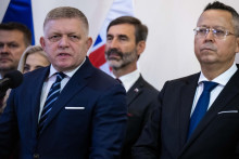 V tomto roku je principálom inflačného obludária Robert Fico a jeho minister financií Ladislav Kamenický. Na snímke sú obaja vpredu. FOTO: TASR/Jakub Kotian