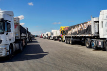Kamióny s humanitárnou pomocou, ktoré majú prejsť cez hraničný priechod Rafah do Pásma Gazy. FOTO: REUTERS