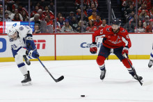 Na snímke Erik Černák v zápase Washingtonu s Tampou Bay. FOTO: Geoff Burke-Imagn Images