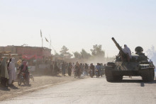 Afganský bojovník Talibanu sedí na tanku neďaleko afganistansko-pakistanských hraníc. FOTO: Reuters