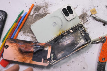 Poškodený Google Pixel 10 Pro Fold, ktorého batéria sa počas testu YouTubera JerryRigEverything vznietila.