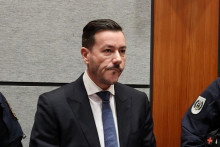 René Benko, zakladateľ rakúskej realitnej skupiny Signa, ktorá skrachovala, čaká na začiatok súdneho procesu ohľadom podvodu súvisiaceho s platobnou neschopnosťou v súdnej sieni v Innsbrucku. FOTO: Reuters