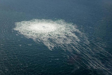 Bubliny plynu z úniku plynovodu Nord Stream 2. FOTO: Reuters