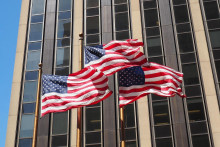 Vlajky USA vejúce pred štátnou budovou. FOTO: Pixabay