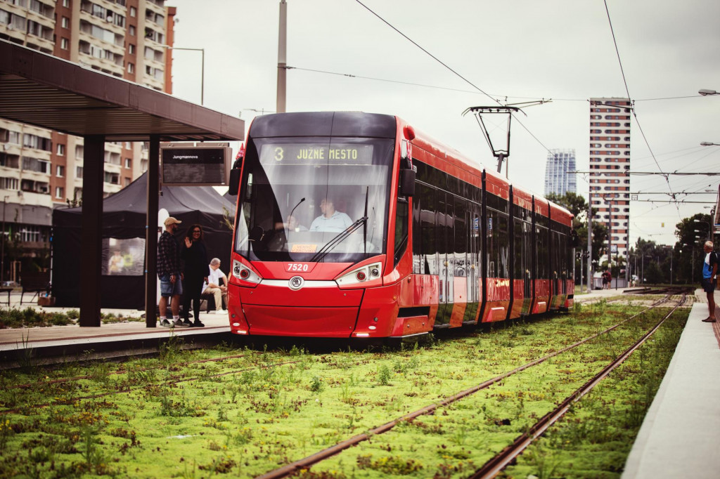 Na snímke je električková trať v úseku Jungmannova – Janíkov dvor v Petržalke.

FOTO: HN/Miroslava Spodniaková
