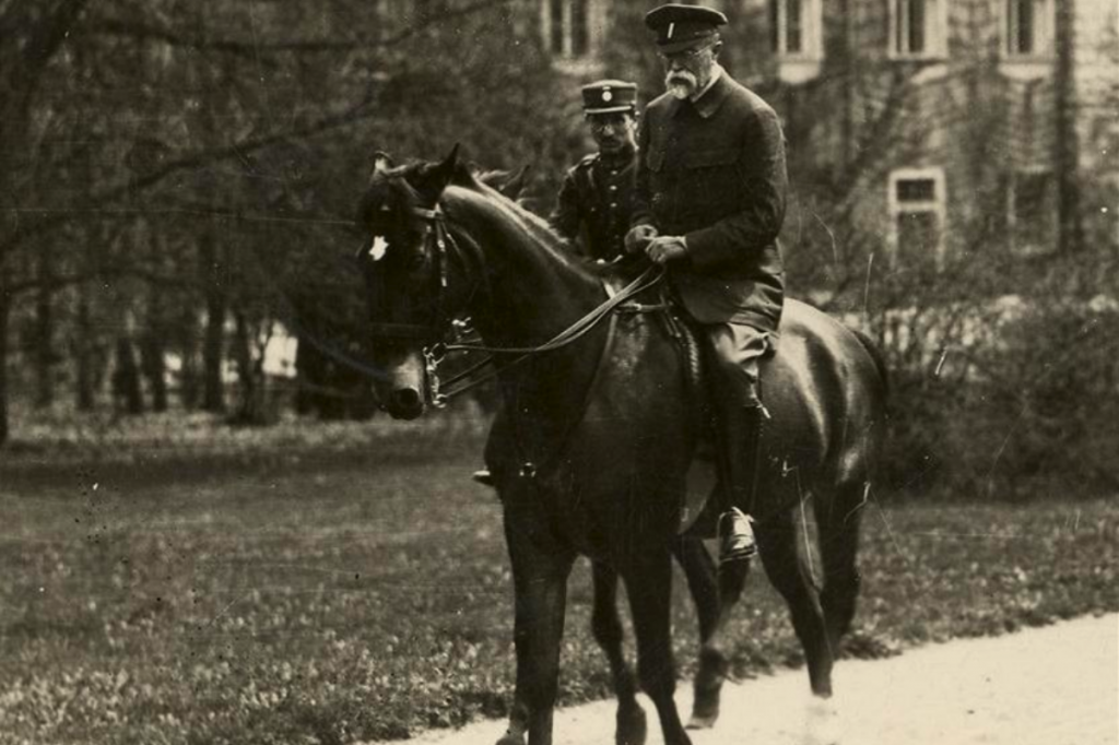 Tomáš Garrigue Masaryk na jednej z vychádzok v Lánoch. FOTO: Múzeum T. G. Masaryka