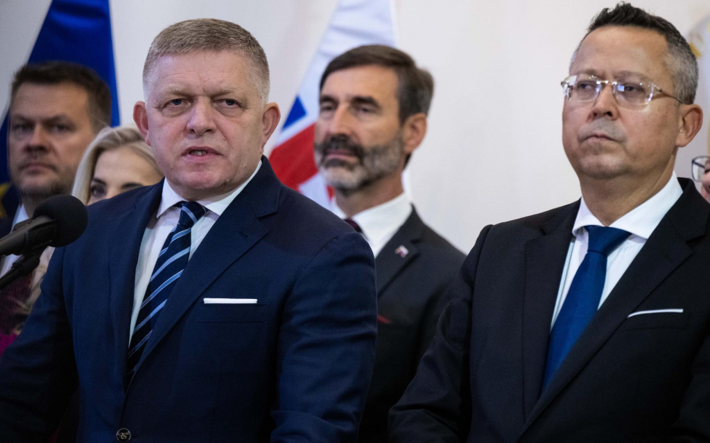 V tomto roku je principálom inflačného obludária Robert Fico a jeho minister financií Ladislav Kamenický. Na snímke sú obaja vpredu. FOTO: TASR/Jakub Kotian