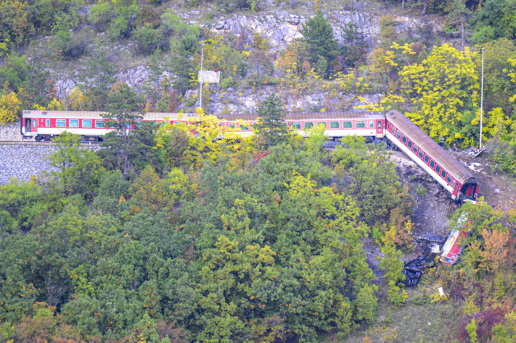 V katastri obce Jablonov nad Turňou v okrese Rožňava došlo v pondelok k zrážke dvoch rýchlikov. FOTO: TASR/KR PZ v Košiciach