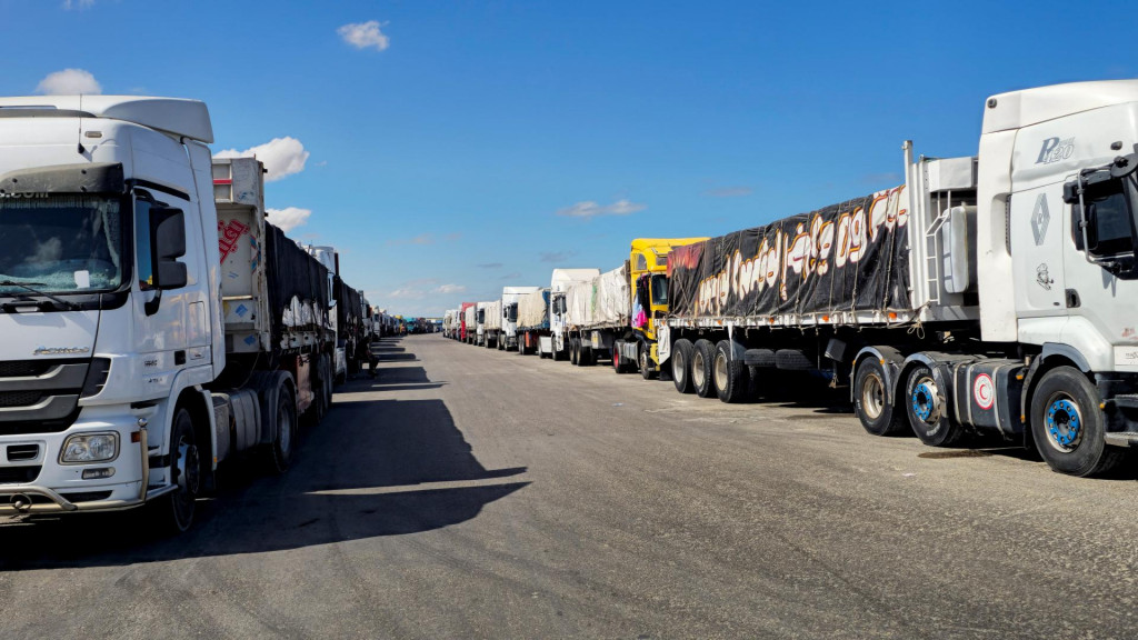 Kamióny s humanitárnou pomocou, ktoré majú prejsť cez hraničný priechod Rafah do Pásma Gazy. FOTO: REUTERS