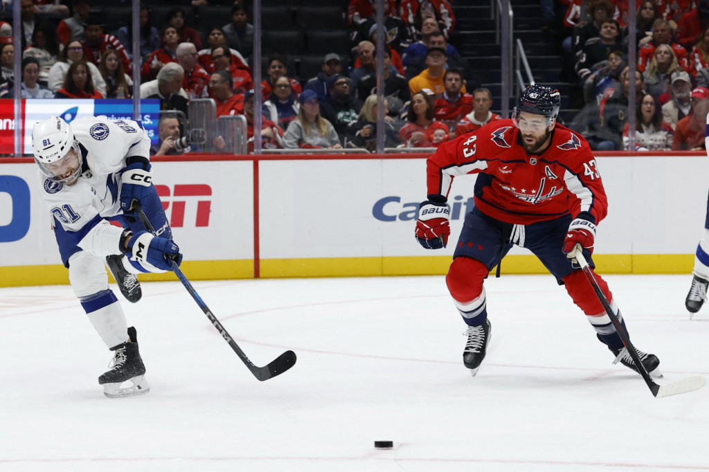Na snímke Erik Černák v zápase Washingtonu s Tampou Bay. FOTO: Geoff Burke-Imagn Images
