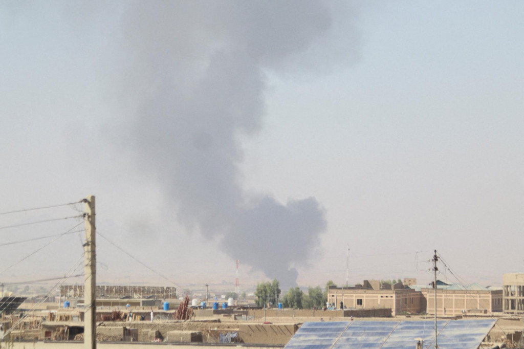 Dym sa valí z afganskej strany po prestrelke medzi pakistanskými a afganskými silami. FOTO: Reuters