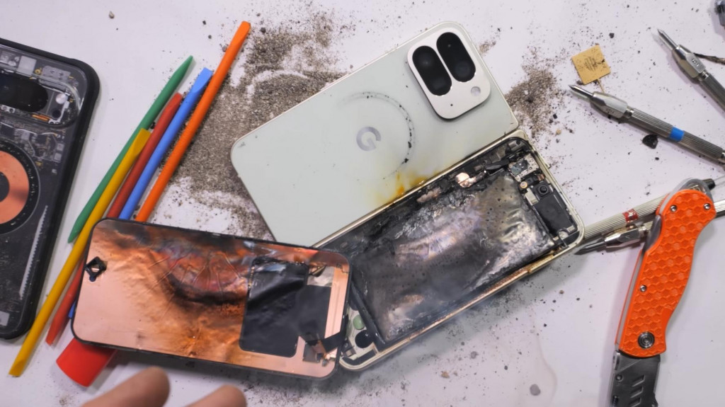Poškodený Google Pixel 10 Pro Fold, ktorého batéria sa počas testu YouTubera JerryRigEverything vznietila.