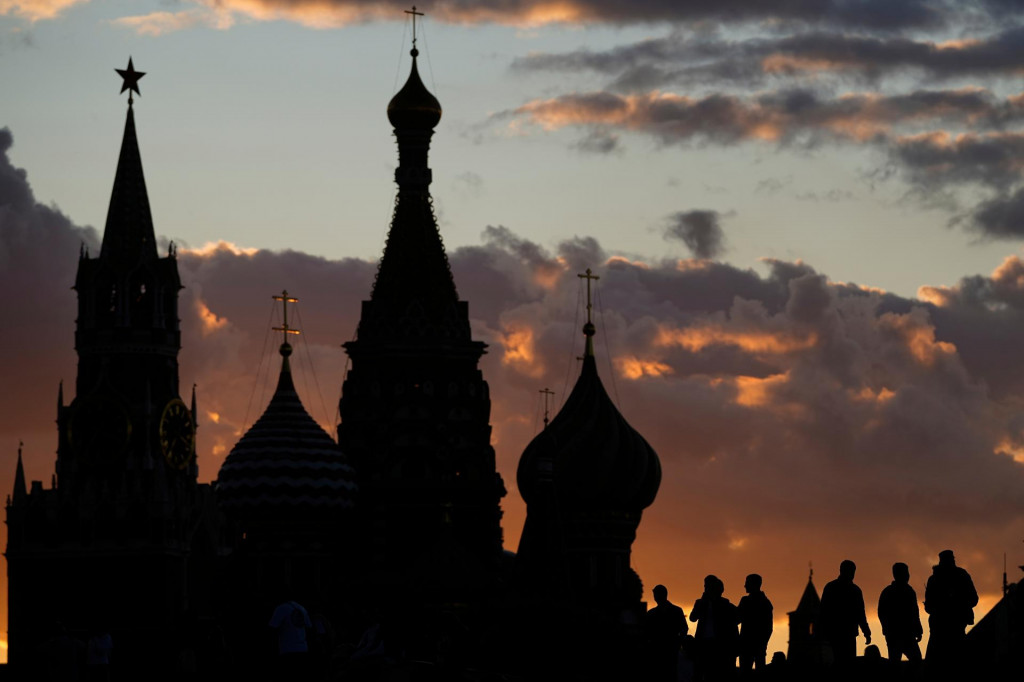 Ľudia čakajú v parku v Moskve. FOTO: TASR/AP