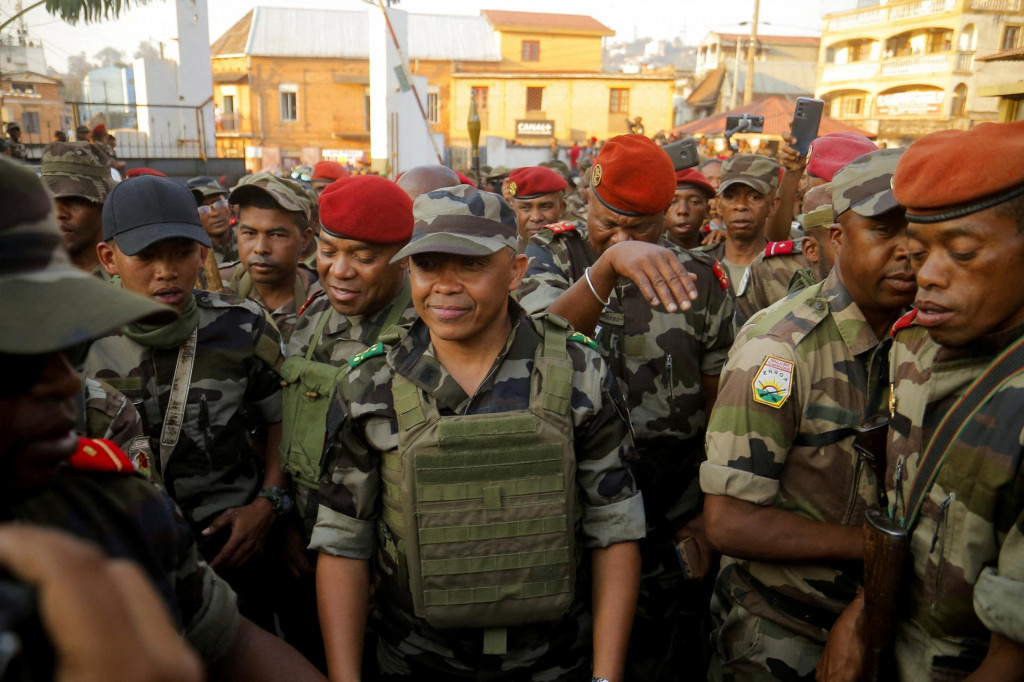 Madagaskarská vojenská základňa víta plukovníka Michaela Randrianirinu po tom, čo vyhlásil, že sa ujal moci. FOTO: Reuters