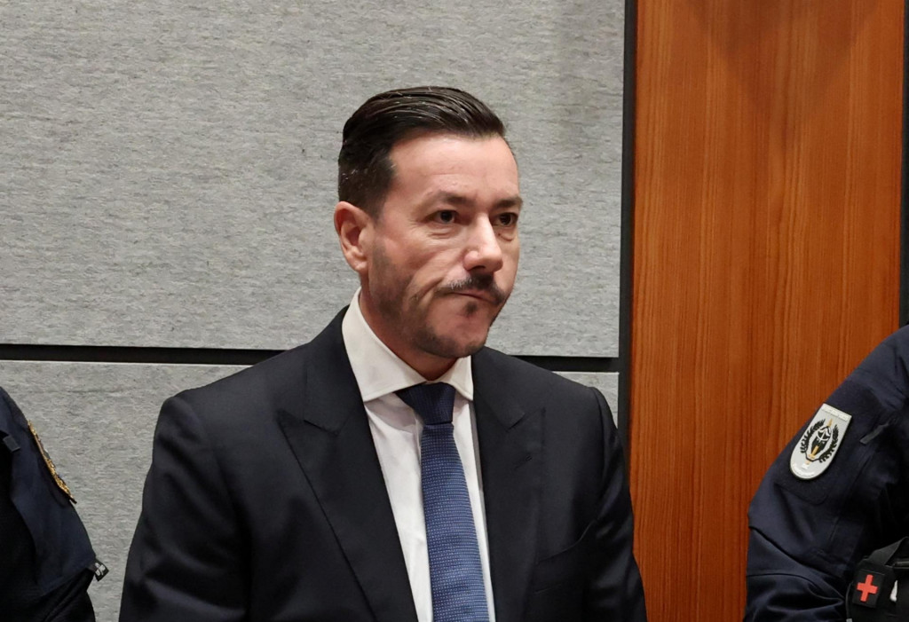 René Benko, zakladateľ rakúskej realitnej skupiny Signa, ktorá skrachovala, čaká na začiatok súdneho procesu ohľadom podvodu súvisiaceho s platobnou neschopnosťou v súdnej sieni v Innsbrucku. FOTO: Reuters