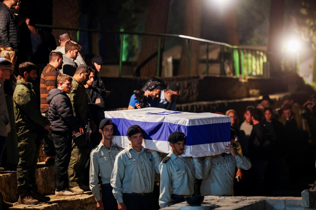 Nosiči rakvy nesú truhlu s telom izraelského vojaka Daniela Šimona Pereza, ktorý bol zabitý počas smrtiaceho útoku Hamasu 7. októbra 2023 a ktorého telo bolo unesené a neskôr vrátené do Izraela v rámci dohody o výmene väzňov a rukojemníkov a prímerí medzi Izraelom a Hamasom. FOTO: Reuters