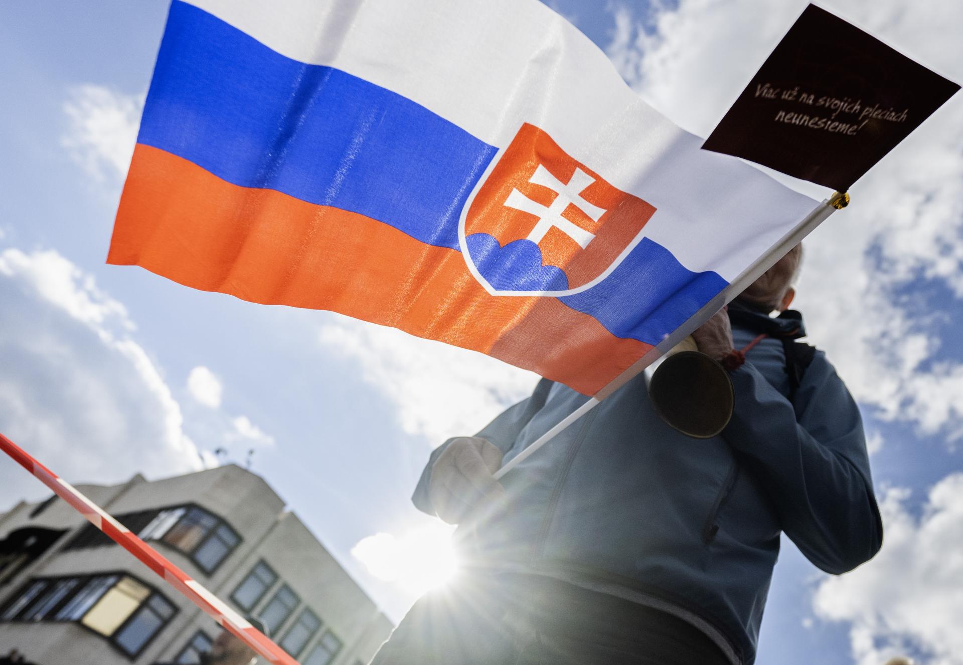 Školské organizácie protestovali pred parlamentom proti balíku nových zákonov, do podateľne odovzdali petíciu