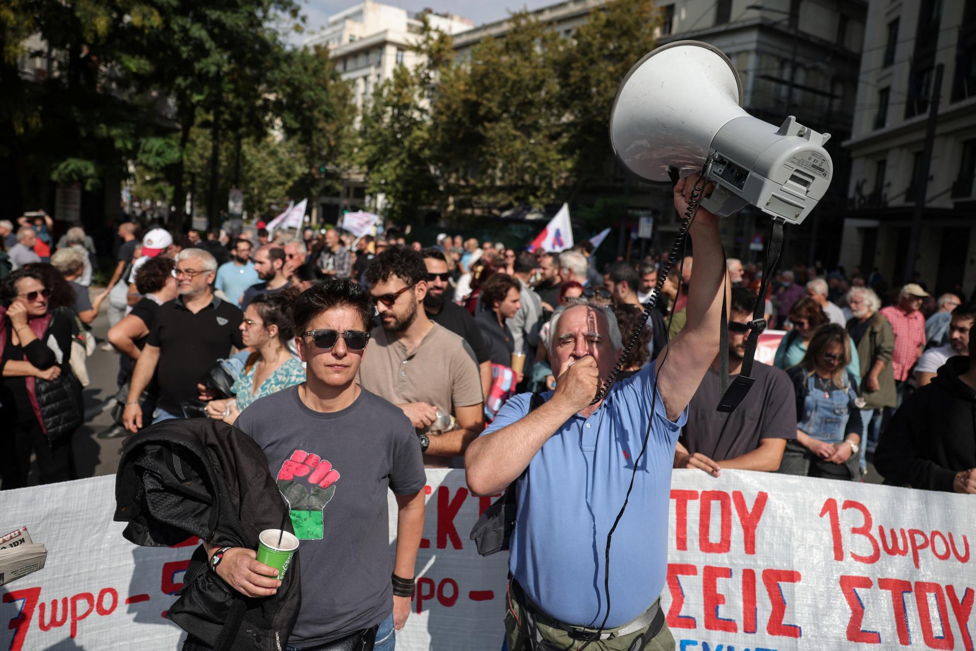 Grécki poslanci napriek protestom schválili spornú reformu, povolí 13-hodinový pracovný čas