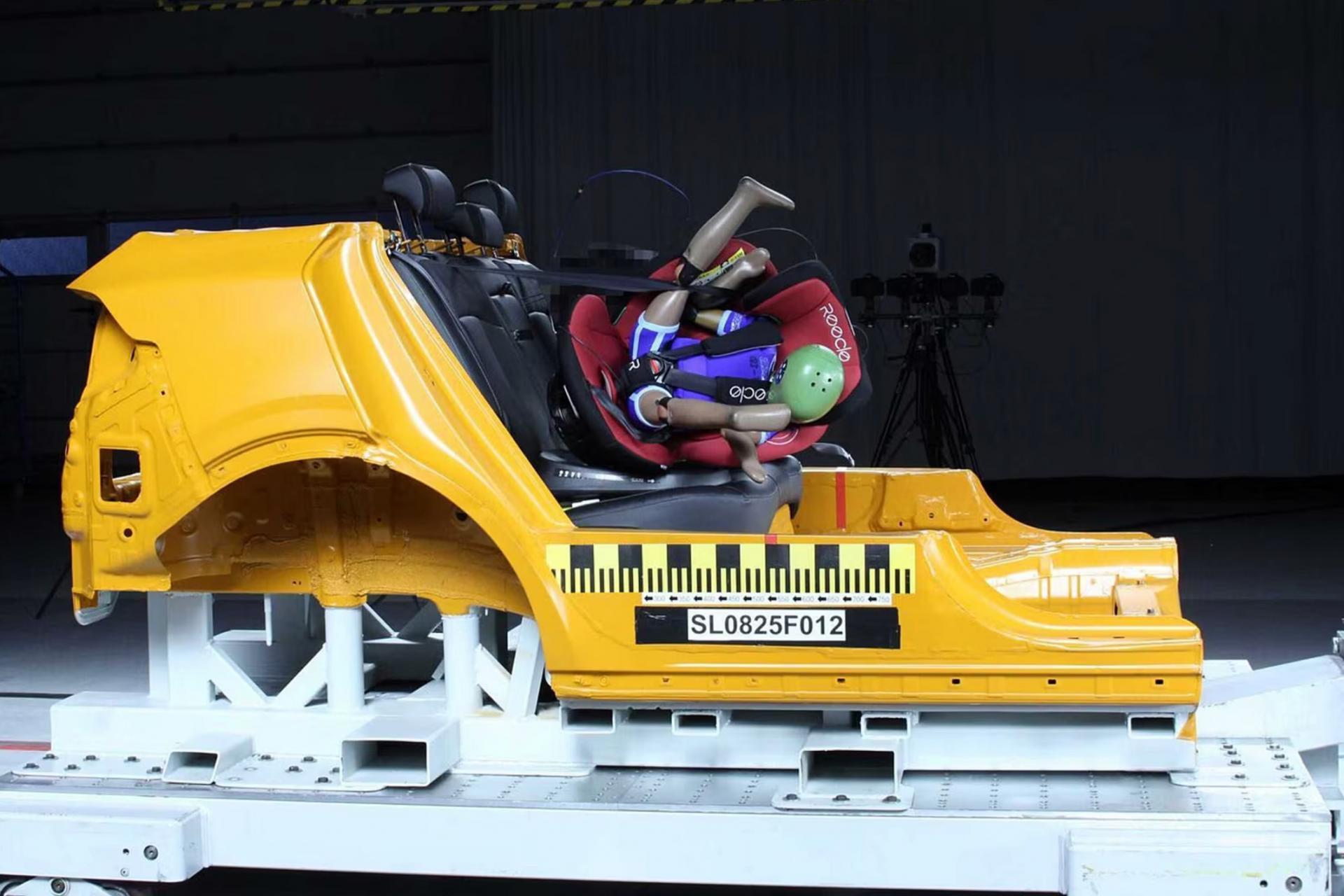 Nekupovať, nepoužívať, ruky preč. Autokluby varujú pred nebezpečnými autosedačkami