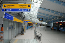 Podľa vedúcej prevádzky terminálu je dôležité, aby si cestujúci nenechávali pasovú kontrolu na poslednú chvíľu a celým procesom vybavenia prešli pokojne a bez stresu. FOTO: TASR/František Iván